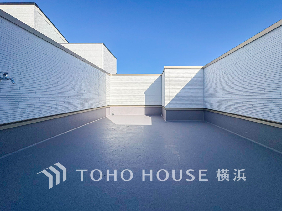 大空を感じてのびやかな時間を愉しめる、開放感溢れるルーフバルコニー。お天気の良い日には、アウトドアリビングとしてお使い頂くのも素敵です。