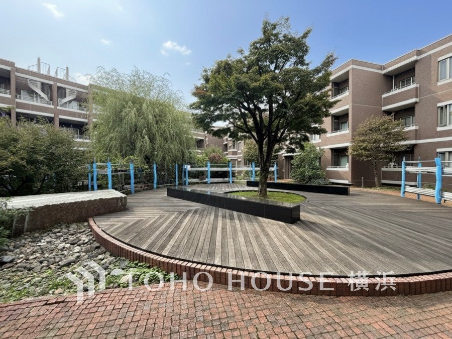 翠の瑞々しい香りに包まれた豊かな中庭。住人だけの憩いのスペース。穏やかな寛ぎの空間が演出されています。