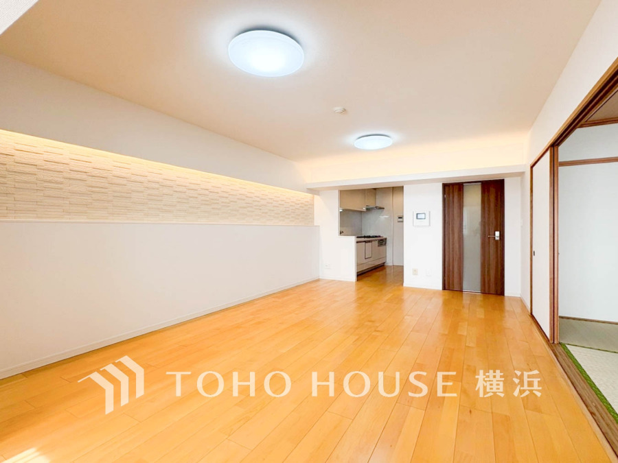 豊かな光が床材を照らしだすひと時、この場所には落ち着きと上質な空気感が流れます。ご家族やお友達との時間など、多くの時を刻む空間。何気なく過ぎる時でさえも上質なひと時となる快適な空間を目指して。