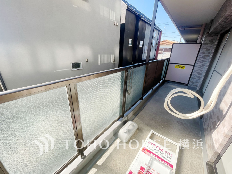 日当たり良好で洗濯物も快適に干せるゆとりあるバルコニー空間。