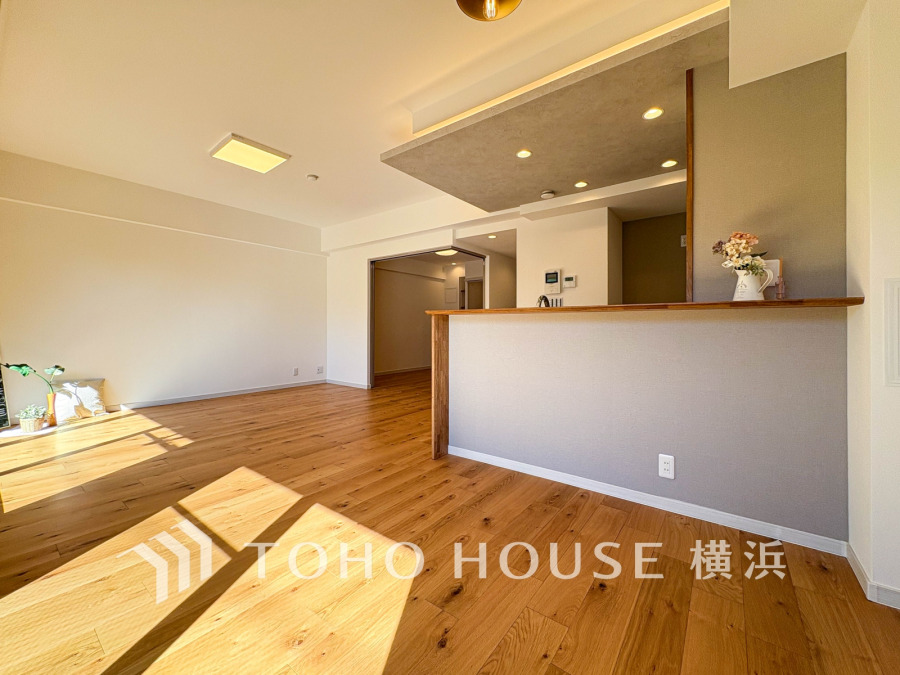 広々としたリビング・ダイニングは、光が広がるシンプルさがお洒落な内装。落ち着いた雰囲気に包まれて、伸びやかな空間のなかで、ゆったりと家族団らんのひとときを過ごせます。