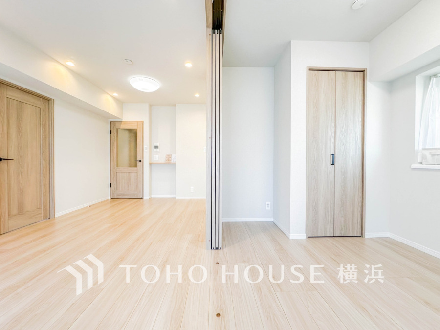 ここにはみんなが集い、食事と楽しい会話が始まる。話に夢中になりすぎて、ついつい時を忘れてしまう。そんな束の間の幸せを感じさせてくれる場所。