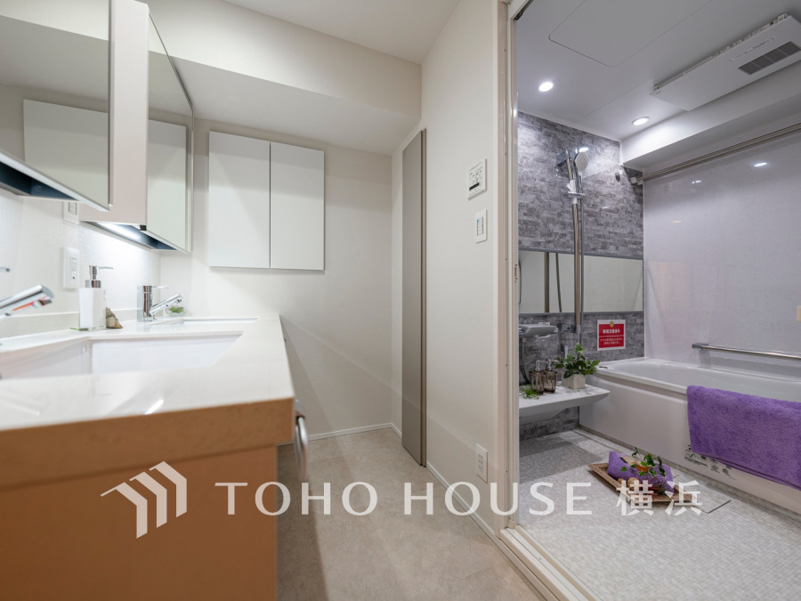 多彩な機能が備えられた洗面＆バスルーム。洗面台は2つ設置し、忙しい時間帯もゆとりある空間で快適にお過ごしいただけます。
