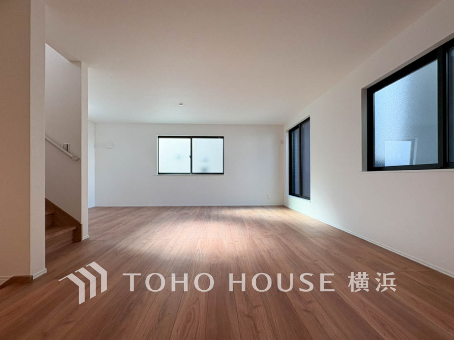 ここにはみんなが集い、食事と楽しい会話が始まる。話に夢中になりすぎて、ついつい時を忘れてしまう。そんな束の間の幸せを感じさせてくれる場所。