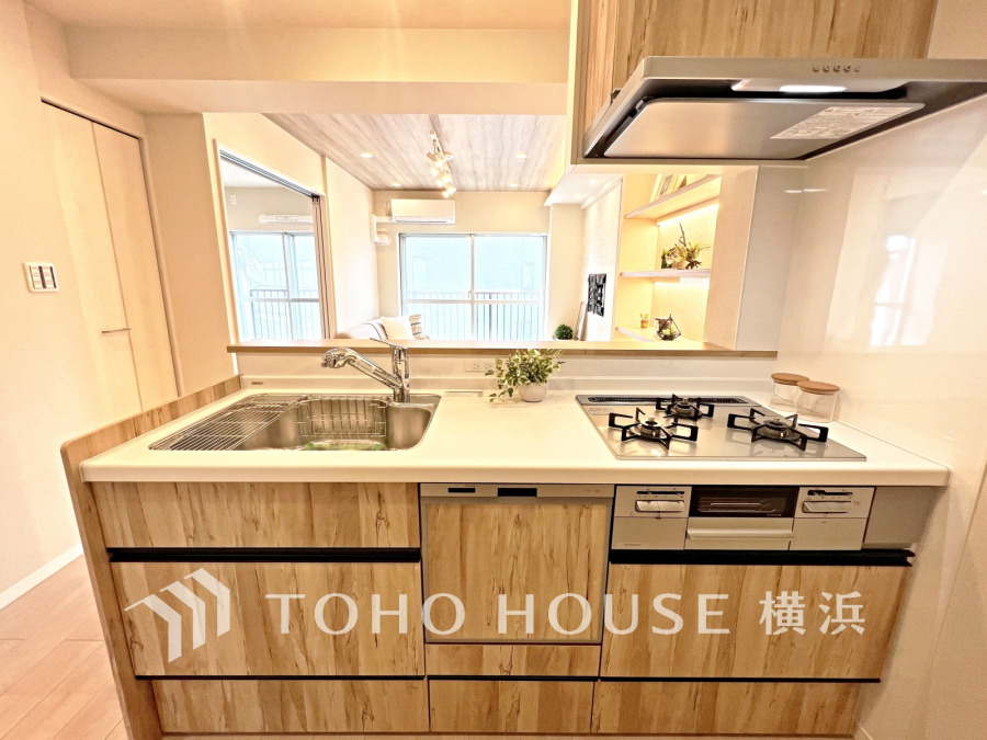 誰もが使いやすいデザインにこだわったキッチン。プライベートスペースを彩るインテリアとしての美と、快適な日常を支える機能性と強さがひとつになったキッチンです。