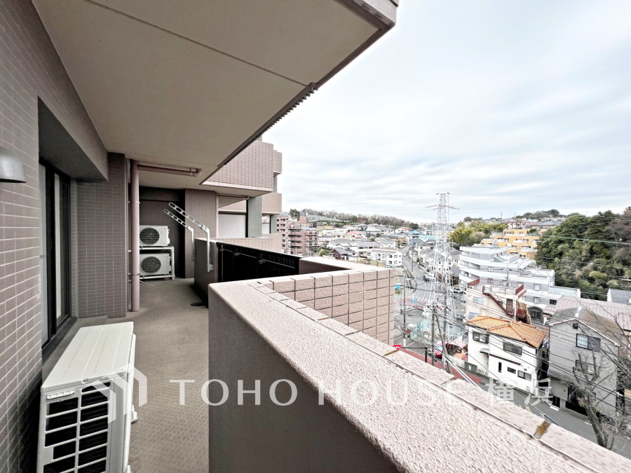 広々としたバルコニーから街並みと緑豊かな景色が望める、開放感あふれる住まいの魅力を感じられます。