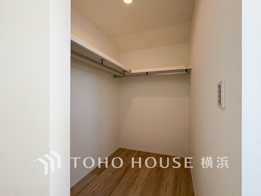 たっぷりとした収納スペース・ウォークインクローゼット。その収納力は是非ご自身の目でお確かめください。冬物のコートやスーツなど、大切なお洋服を皺なく収納できます。