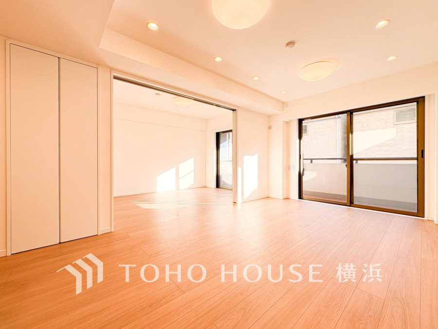 家族と過ごすひと時を溢れる光が優しく包み込むリビングダイニング。家族とともに、心穏やかに過ごすひととき。家族との時間、自分の時間を大切にできる空間がここにあります。