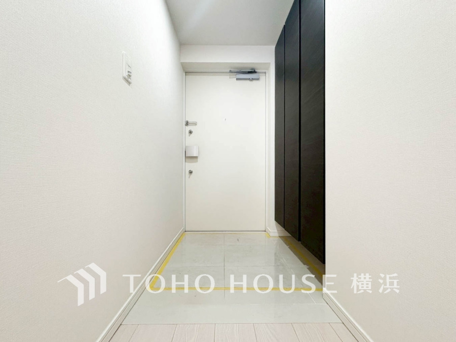 上質感漂う玄関と廊下。居住者の帰り、訪れる方を優しく迎える・安らぎに満ちた生活空間を予感させる。健やかな暮らしを楽しめることでしょう。