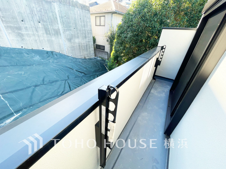 暮らしの中で光と風を演出してくれるバルコニー、見事なまでの開放的な空間を演出しながら、プライベート性も確保された空間は我が家の自慢。