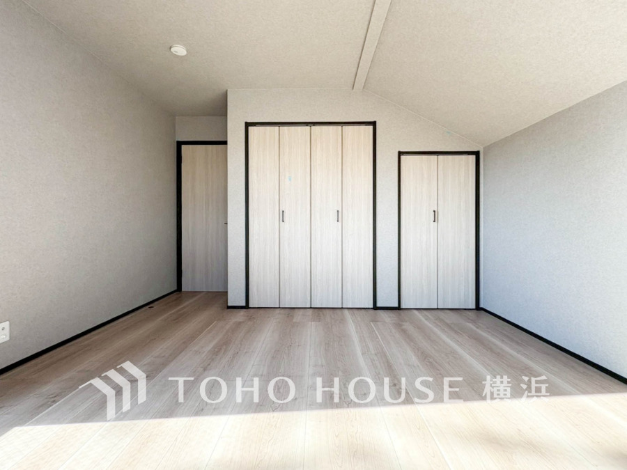 明るい光が差し込むシンプルで広々とした洋室。収納力のあるクローゼット付きで使い勝手も良好です。