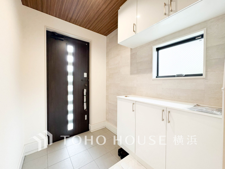 居住者の帰り、訪れる方を優しく迎え、やすらぎに満ちた生活空間を予感させる。健やかな暮らしを楽しめそう。