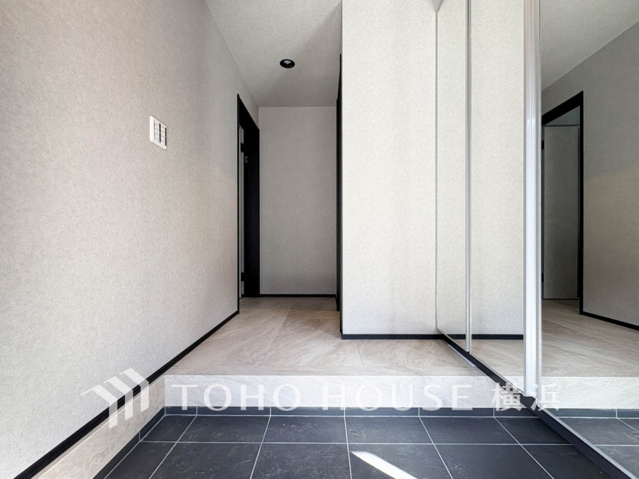 清潔感あふれる玄関は大きな鏡付き収納で、身だしなみチェックもスムーズに行えます。