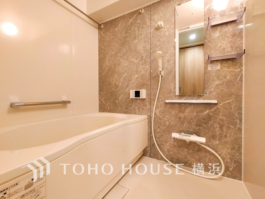 上質が感じられる質感とカラーリングで、清潔な空間美を実現。一日の疲れが癒される優雅なバスタイムを堪能できるゆとりあるバスルームです。