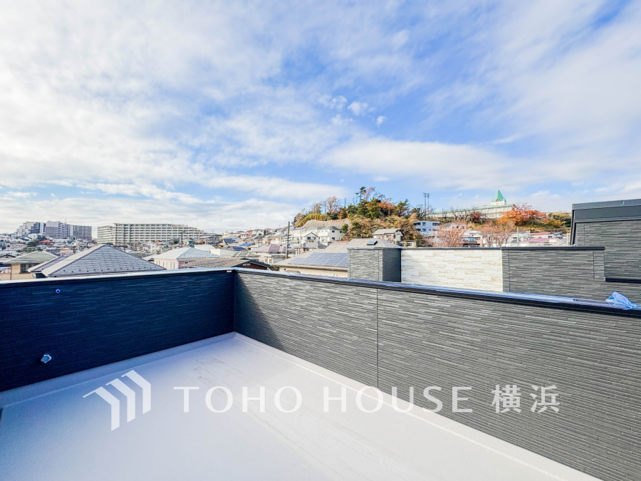 開放感あふれるルーフバルコニーは、晴れた日にゆったりとくつろげるプライベート空間です。眺望も魅力的。