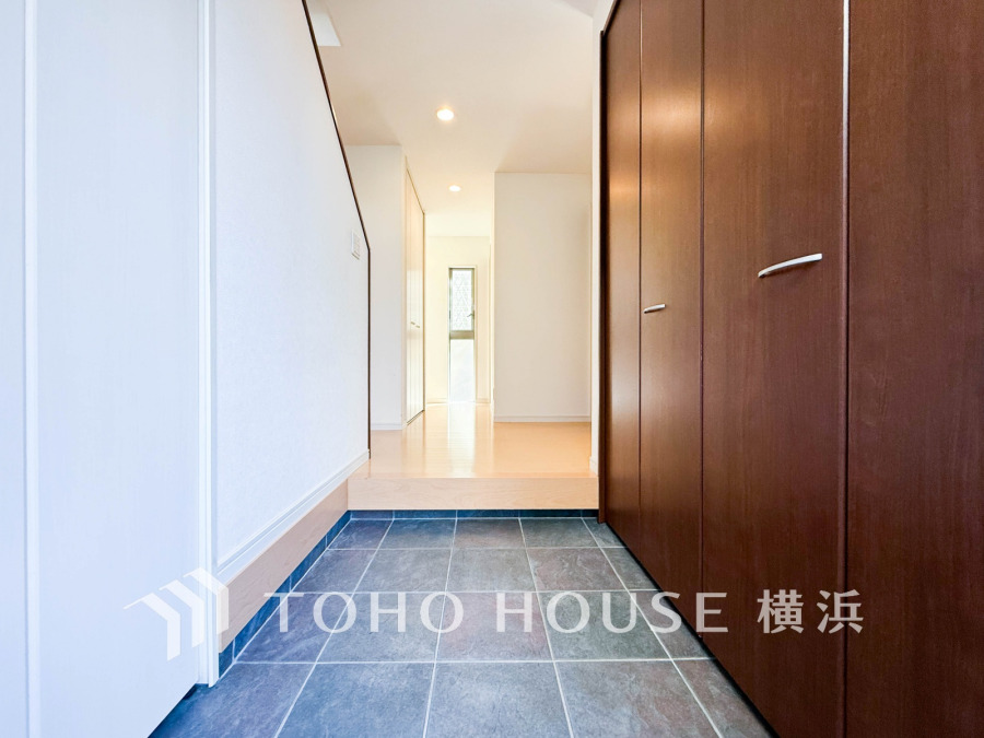 豊かなプライベートタイムへ誘うモダンテイストな玄関。デザインや素材が美しい調和を奏でている空間です。お客様をお迎えする玄関は落ち着いた雰囲気です。