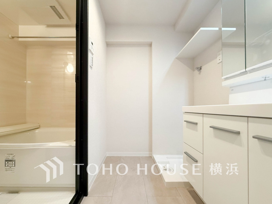 新規交換された洗面化粧台は美しく使いやすい機能が備えられています。