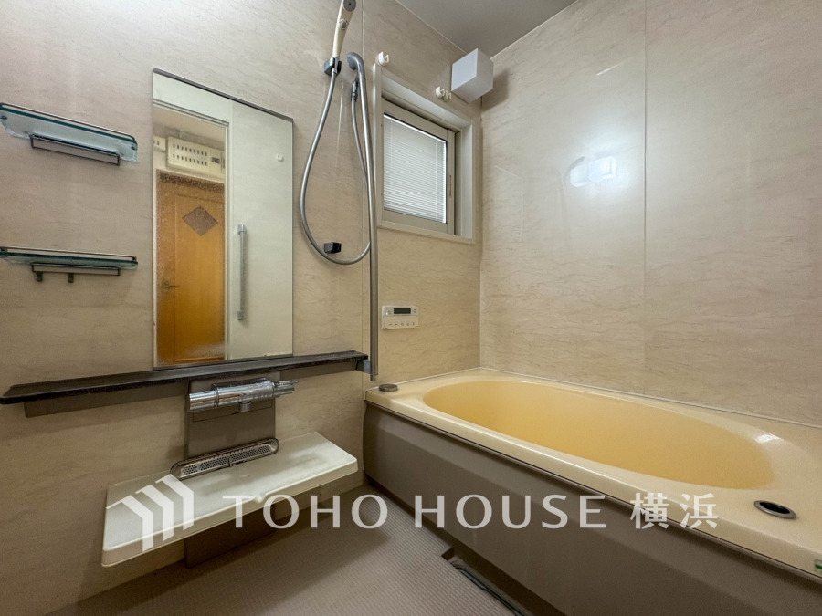 清潔感あふれる浴室は窓付きで換気良好。ゆったりとした浴槽で一日の疲れを癒せます。