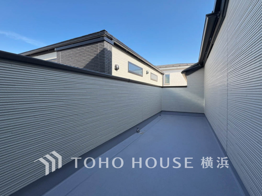 開放感いっぱいの眺望と共に光と風を享受するバルコニー。緑豊かな景観を眺めることができます。