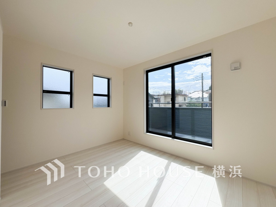 大きな窓からたっぷりと陽光が注がれる明るい空間。家族の成長に対応できる永住仕様の間取り。時を忘れて過ごす場所として過ごせるお部屋。