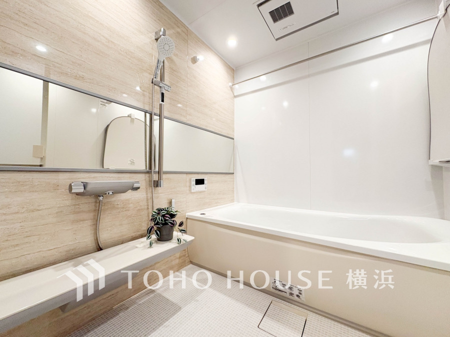 心地よいリラックスを叶える清潔感溢れる美しい空間。快適で機能的なバスルームです。
