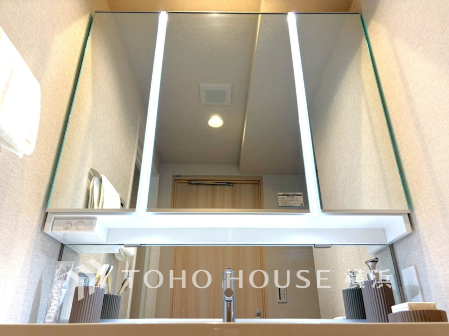 一日の始まりと終わりを心地よく演出し、多彩な機能が備えられたパウダールーム。心地よいリフレッシュ空間。清潔感ある洗面台は、身だしなみチェックや肌のお手入れに。