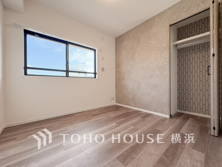 穏やかな風と陽光を導き、プライバシーに配慮された設計プランを採用し、居住性を一段と心地よいものにしています。明るく開放的な空間を演出しております。
