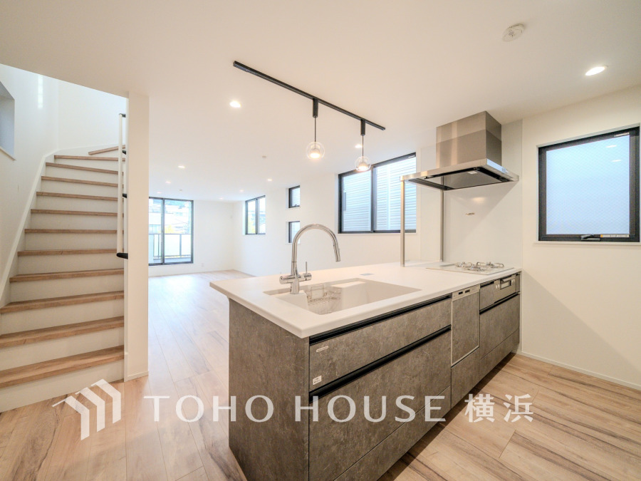 広く取られた対面キッチンは、リビングで寛ぐご家族と会話をしながらお料理が出来ます。高級感のあるカラーで空間をより上質な雰囲気にした、清潔感のあるデザインです。