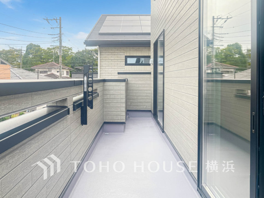 気持ちのいい空が見渡せる広いバルコニー。爽やかな風を感じて、心躍る素敵な暮らしがはじまります。