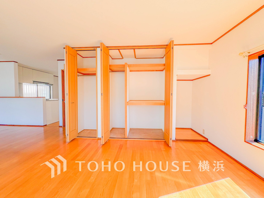 明るく開放的な空間が広がるLDK。室内には豊かな陽光が注ぎ込み、爽やかな住空間を演出。ホームパーティーでもゲストと一緒に料理を楽しみながら楽しい時間を過ごせそう。