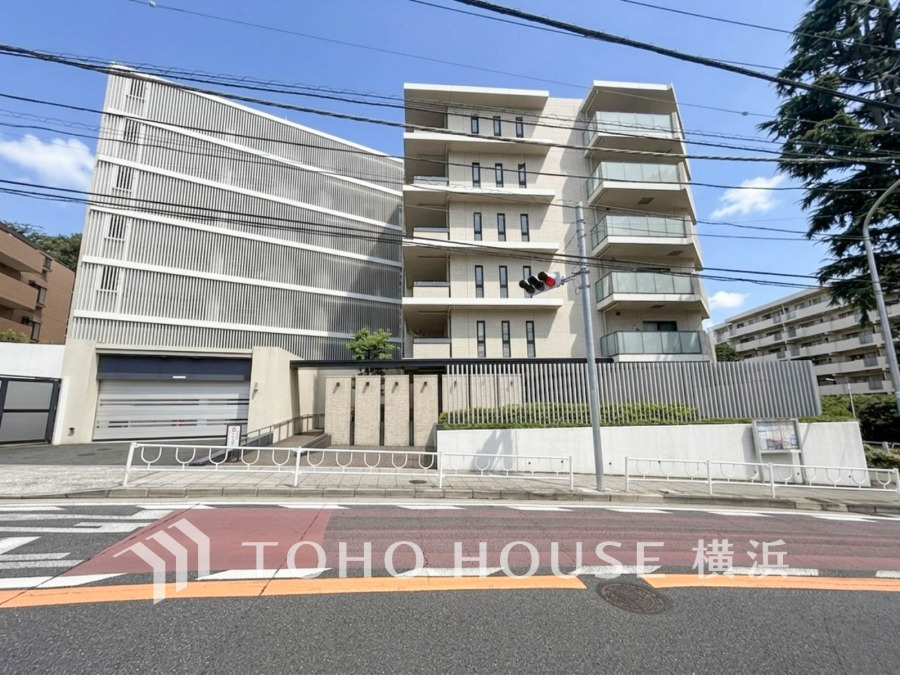 穏やかな風と陽光を導き、プライバシーに配慮された設計プランを採用し、居住性を一段と心地よいものにしています。周辺環境とのコラボレーションにより明るく開放的な空間を演出。
