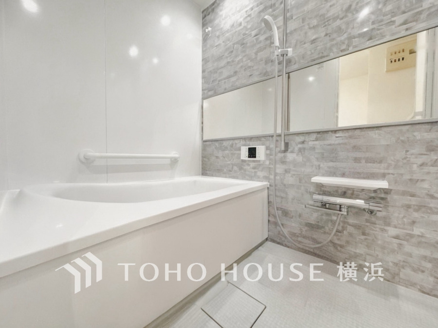 快適な使い心地とゆとりある空間が1日の疲れを解きほぐすバスルーム。空間も浴槽もゆったりのびのび使えるゆとり設計。広く感じるゆとり設計で快適なリラックスタイムを過ごせます。