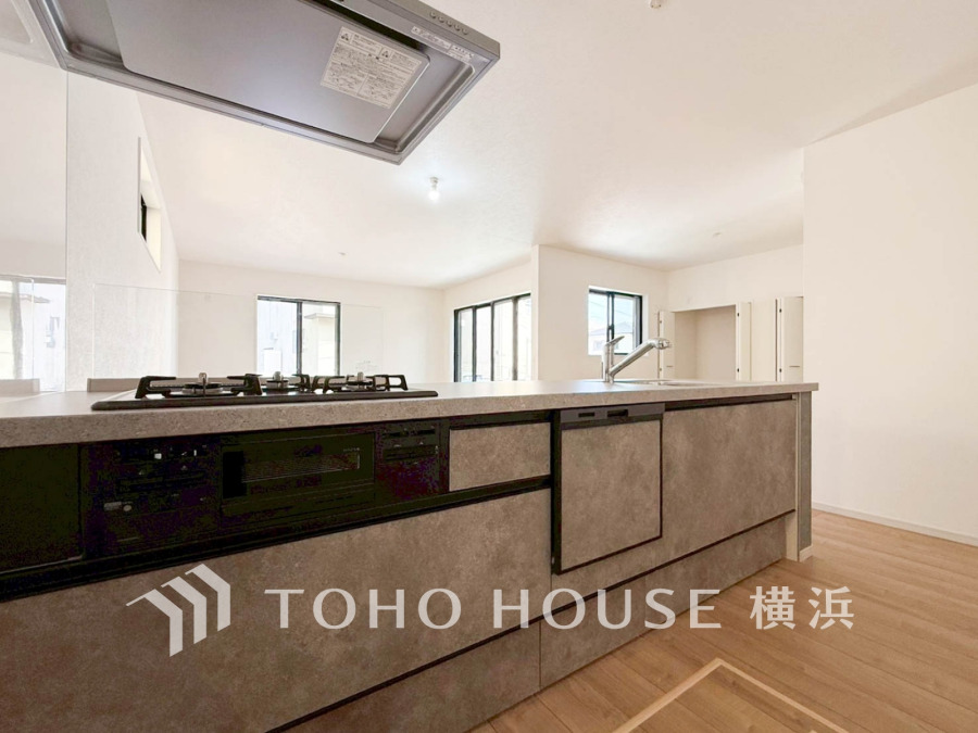 開放感あふれる対面キッチンは、家族との会話も楽しめる快適な調理空間です。収納も充実しています。