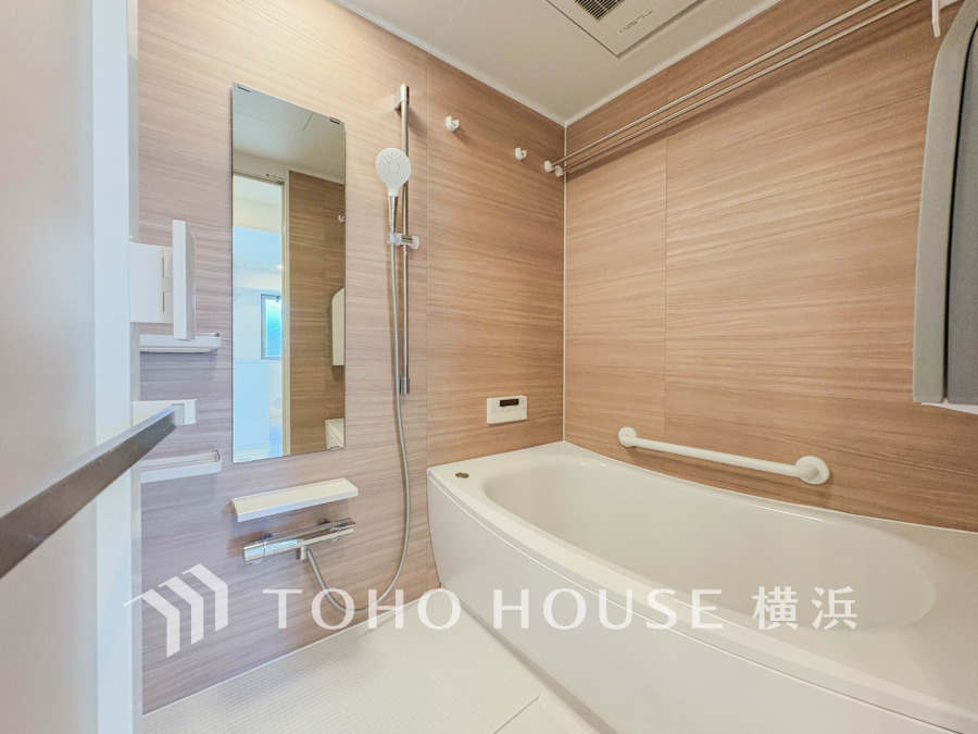 1日の疲れを癒すバスルームは、心地よいリラックスを叶える清潔感溢れる美しい空間です。心からゆったりと寛いでいただけるよう、ゆとりのスペースを確保してます。