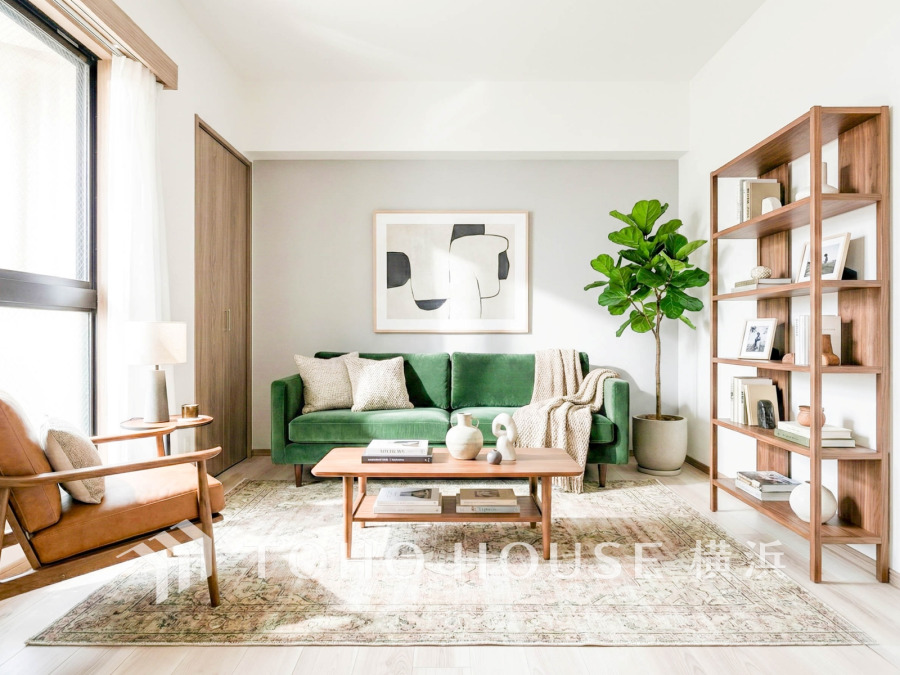 大きな窓からたっぷりと陽光が注がれる明るい空間。家族の成長に対応できる永住仕様の間取り。時を忘れて過ごす場所として過ごせるお部屋。（家具はAI加工です）