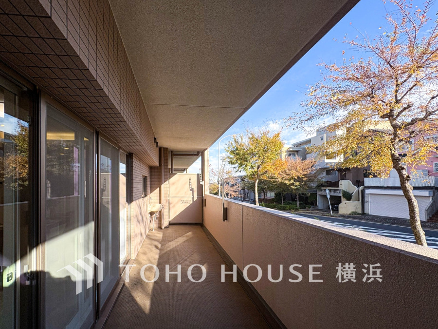 広々としたバルコニーは陽当たり良好で、四季の移ろいを感じながらゆったりと寛げる空間です。