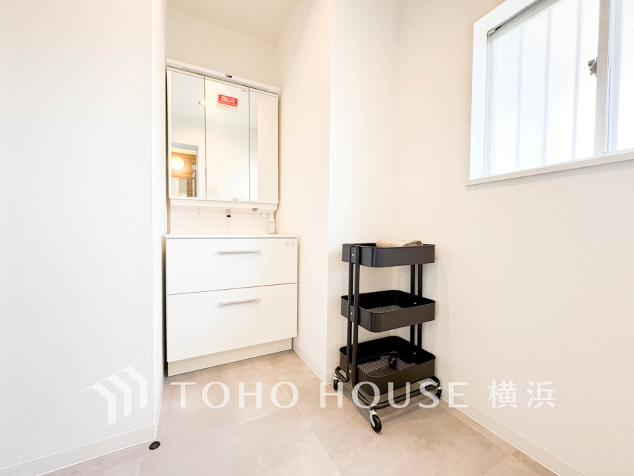 ご家族の1日が始まり、1日の終わりを締めくくる洗面空間。洗濯機を配置しても十分なスペースを確保した設計となっております。