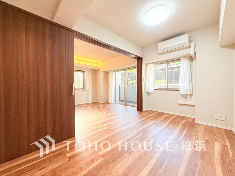 穏やかな風と陽光を導き、プライバシーに配慮された設計プランを採用し、居住性を一段と心地よいものにしています。明るく開放的な空間を演出しております。