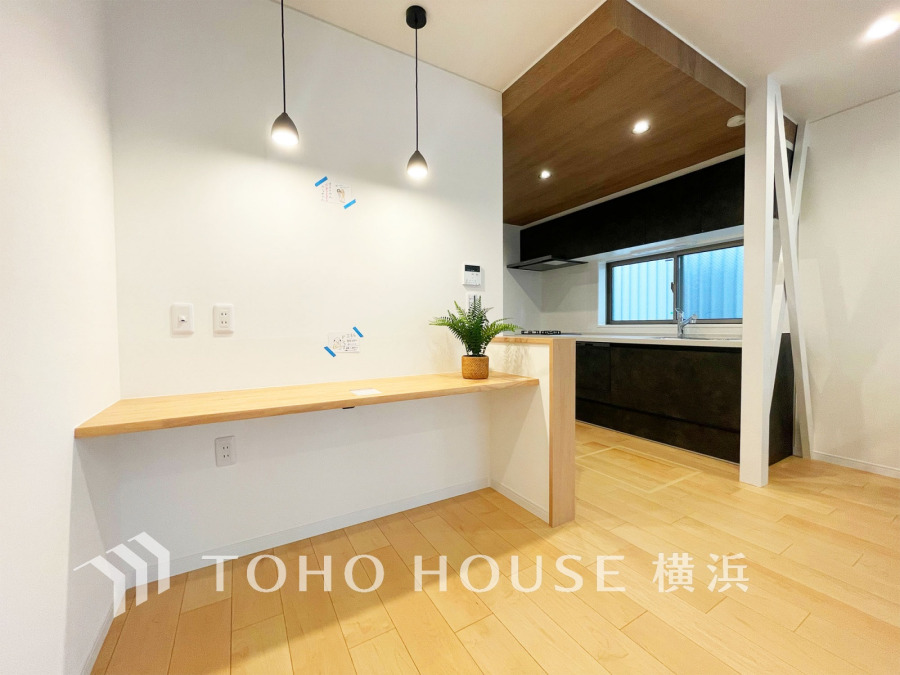 LDKにはお洒落なカウンターをご用意。家事スペースとしてやお子様の遊びや学習・お仕事、読書を楽しんだり。みんながいる場所だからこそ、ほっと落ち着ける空間になりそう。