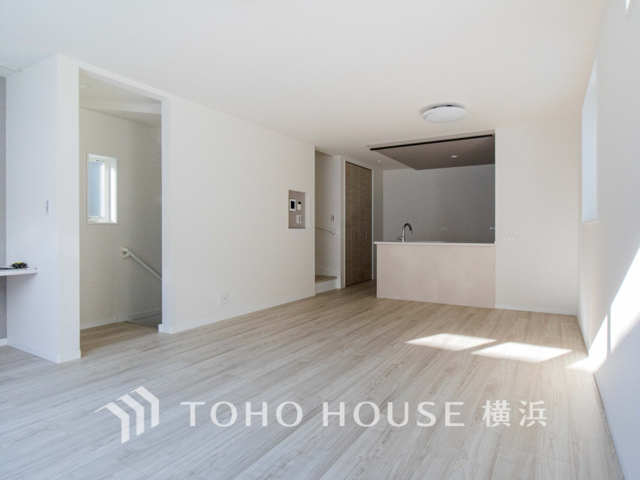 明るい光が差し込む、開放感あふれるナチュラルテイストのリビングキッチン空間です。