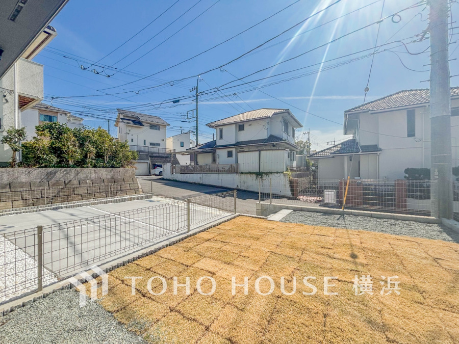 ゆったり46坪超の敷地には広々とした芝生のお庭と、2台駐車可能（車種によります）なゆとりあるカースペース付きです。