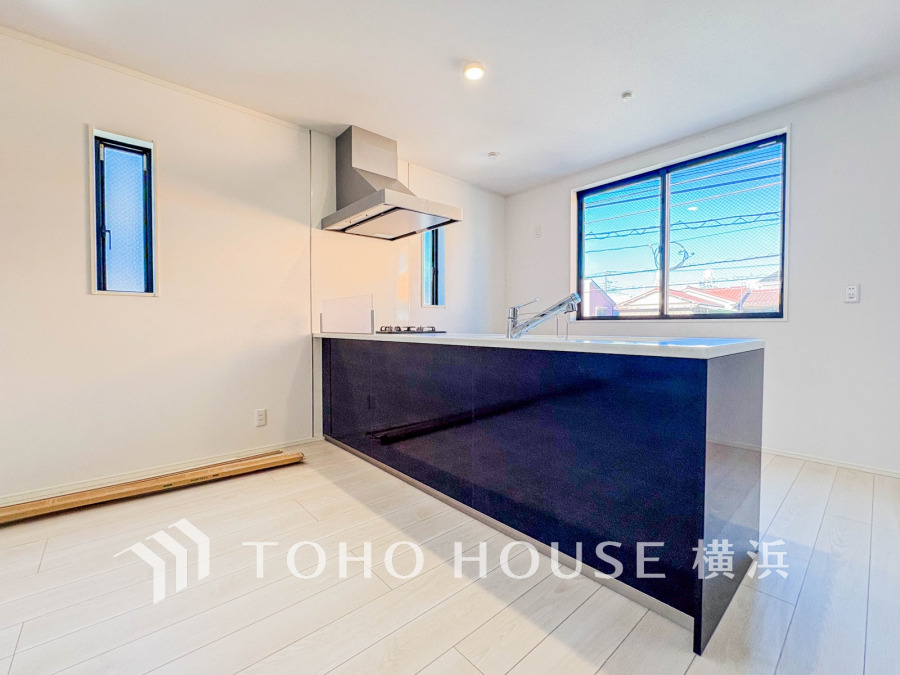 対面キッチンなら、料理や後片づけをしながらリビングにいるご家族と会話したり、気配を感じることができます。特にお子様が小さいうちは、目が離せないので便利です。