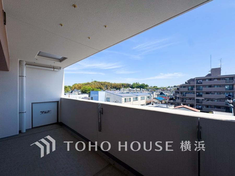 広々としたバルコニーからは開放的な眺望が広がります。