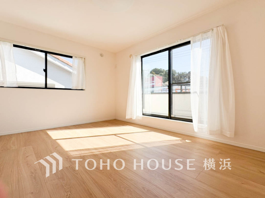 過ぎ行く時間をゆったりと感じることができる落ちついたプライベートルーム。リビングで楽しく過ごした後はゆっくり寛ぎの時間を満喫できます。静かな環境でリラックスタイムを愉しんで。