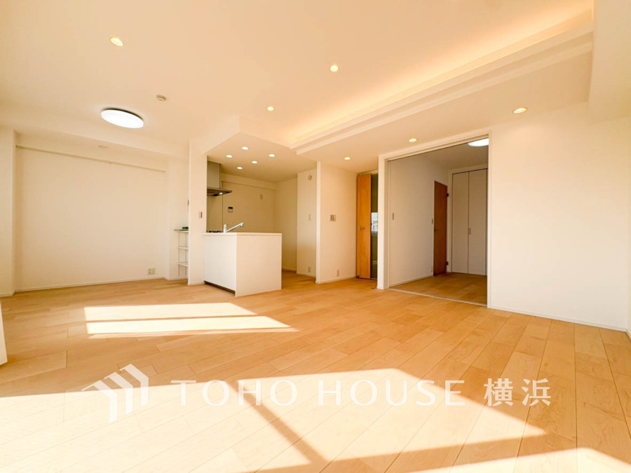 穏やかな時間の流れを楽しみ、寛ぎと笑顔が溢れるリビング。会話を楽しみ、ご家族の何気ない日常にいつもあたたかな幸せの花を添えます。