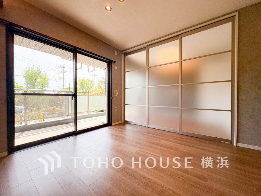 南西向きの大きな窓からたっぷりと光が入る明るいLDK。落ち着いた雰囲気に包まれた空間です。
