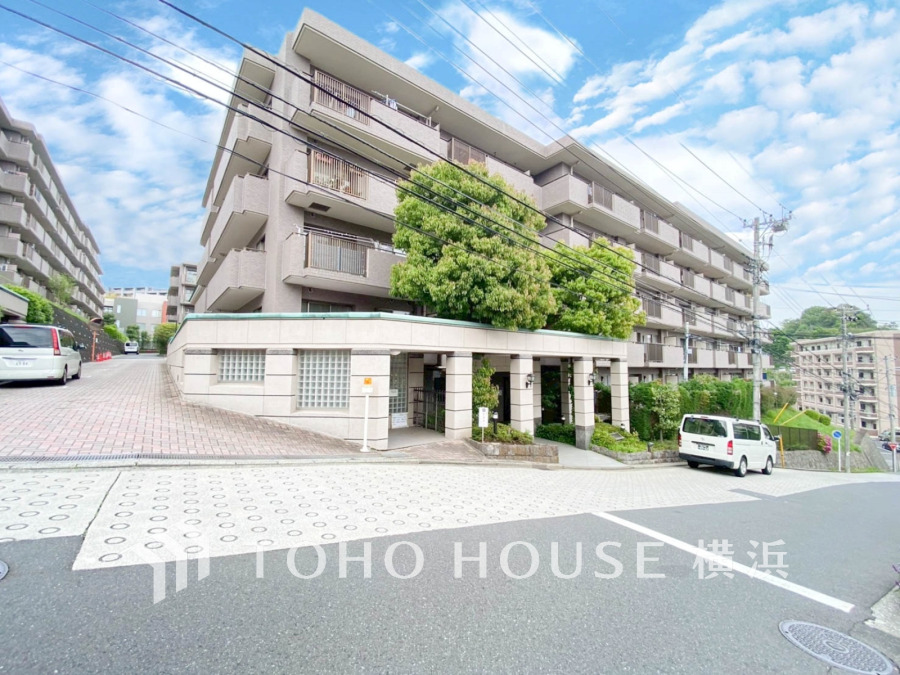穏やかな風と陽光を導き、プライバシーに配慮された設計プランを採用し、居住性を一段と心地よいものにしています。周辺環境とのコラボレーションにより明るく開放的な空間を演出。