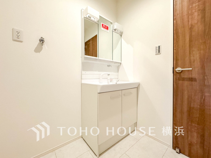 清潔感あふれる白を基調とした洗面台。収納力があり、日常の身支度を快適にサポートします。