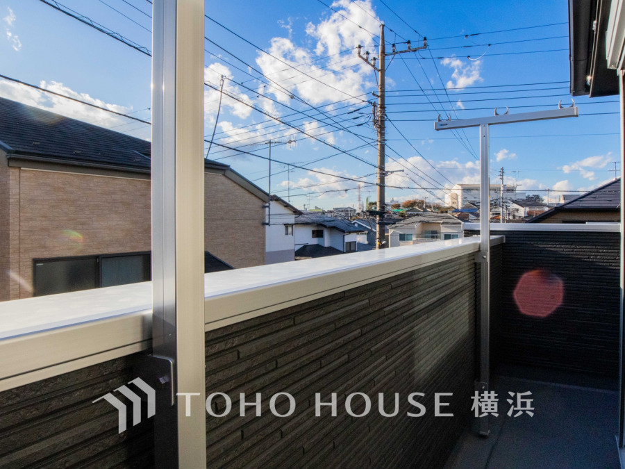 広いバルコニーは、暮らしの中での光と風を演出してくれています。見事なまでの開放的な空間をお楽しみください。