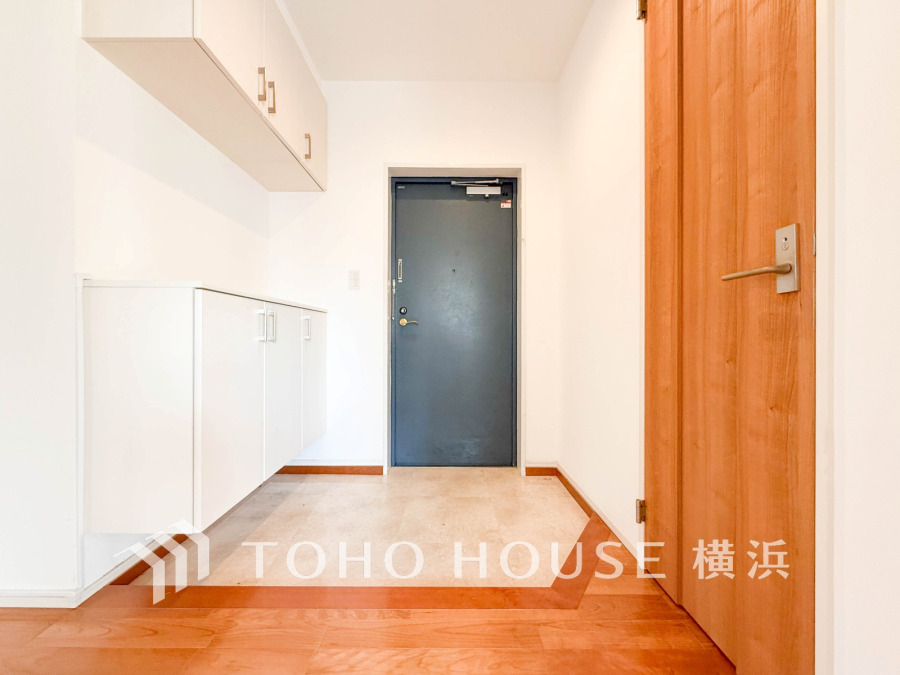 お客様をお迎えする玄関は落ち着いた雰囲気。帰り着くたびに洗練されたテイストの空間に迎えられ誇りと喜びを感じる玄関まわりです。